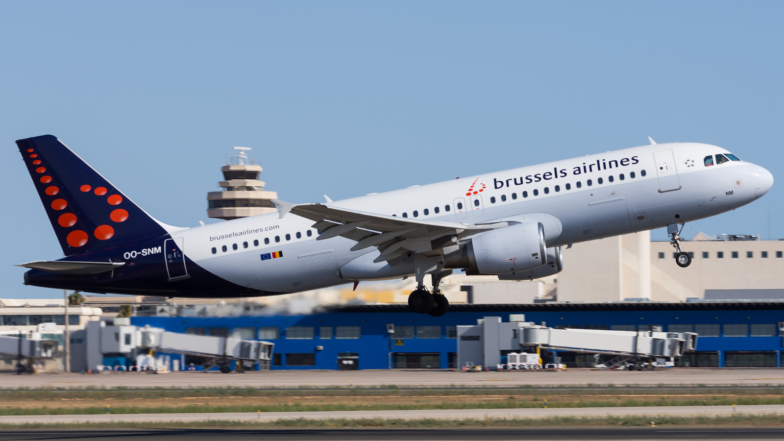 Brussels Airlines  Airbus A320  OO-SNM