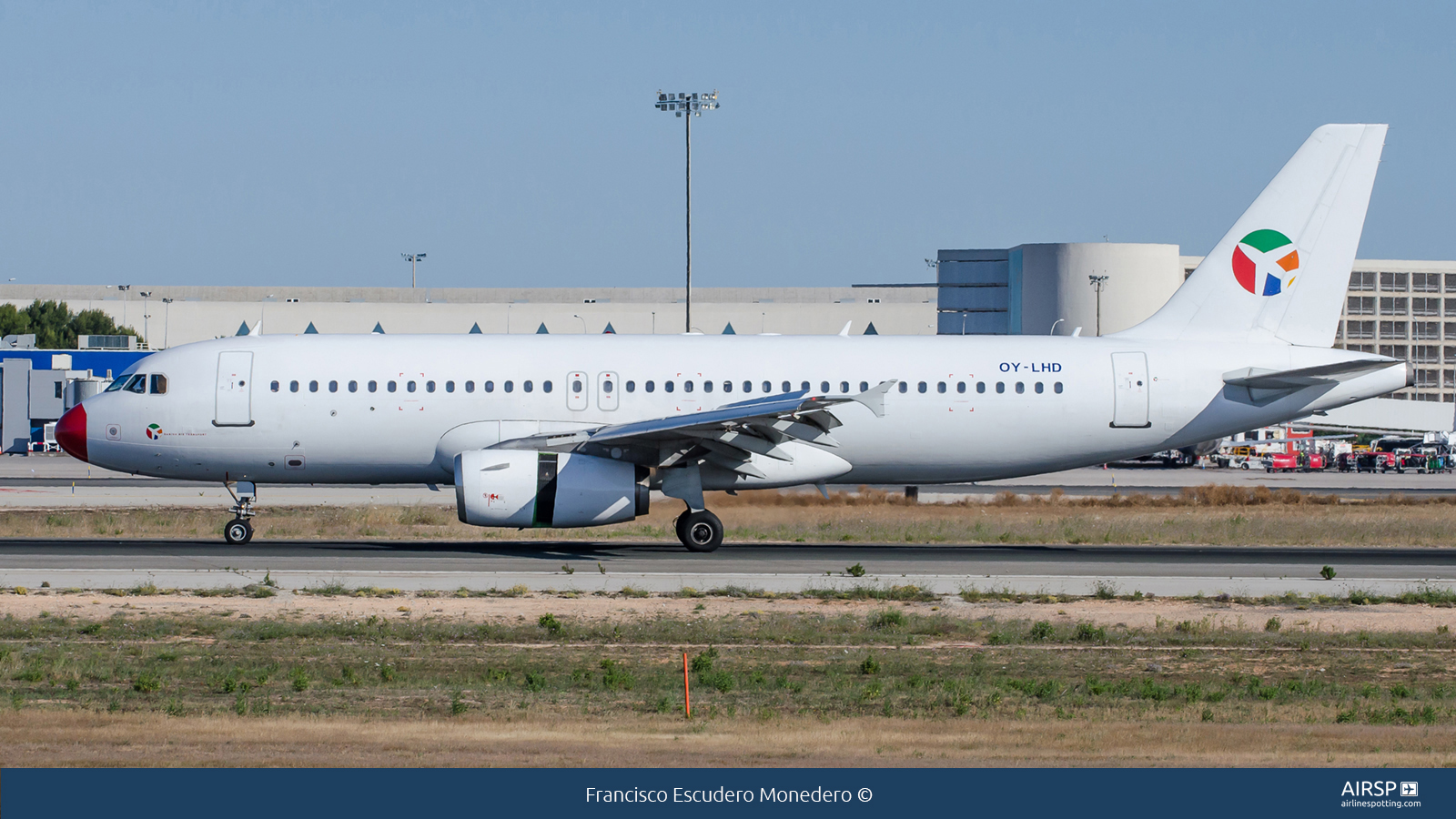 DAT Danish Air Transport  Airbus A320  OY-LHD