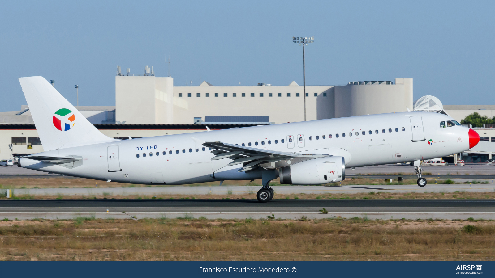 DAT Danish Air Transport  Airbus A320  OY-LHD