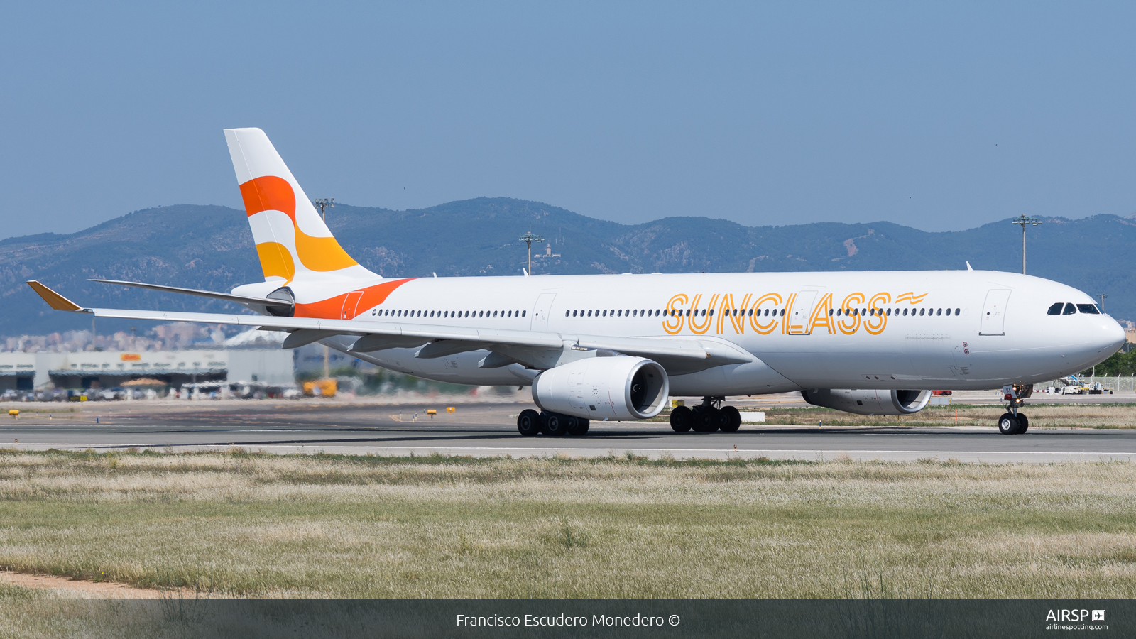 Sunclass Airlines  Airbus A330-300  OY-VKI