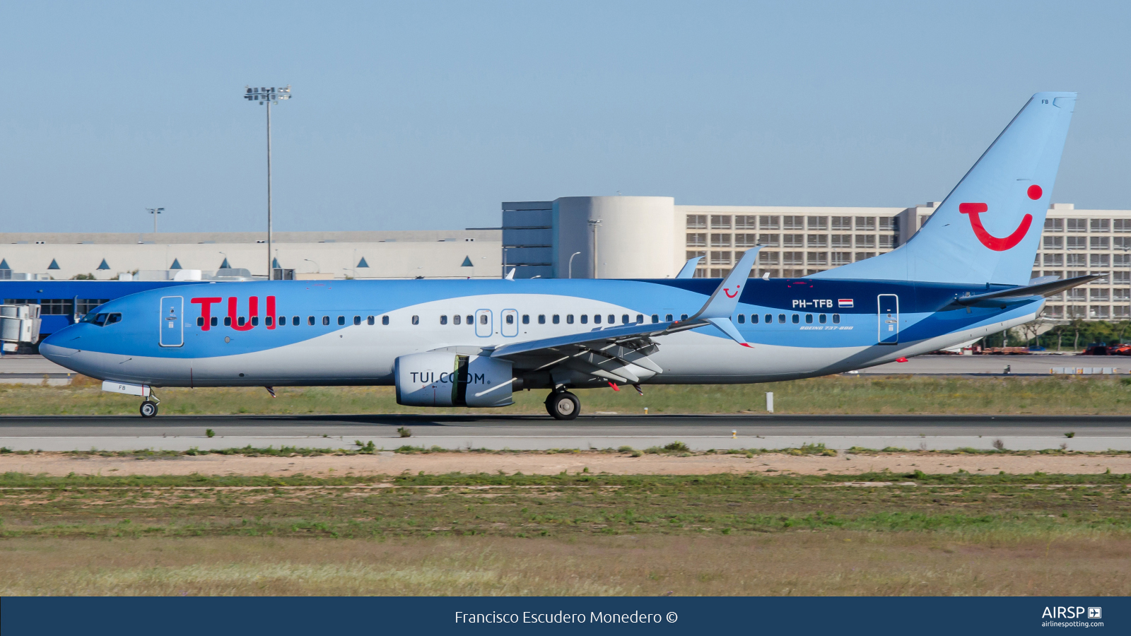 Tui Airways  Boeing 737-800  PH-TFB