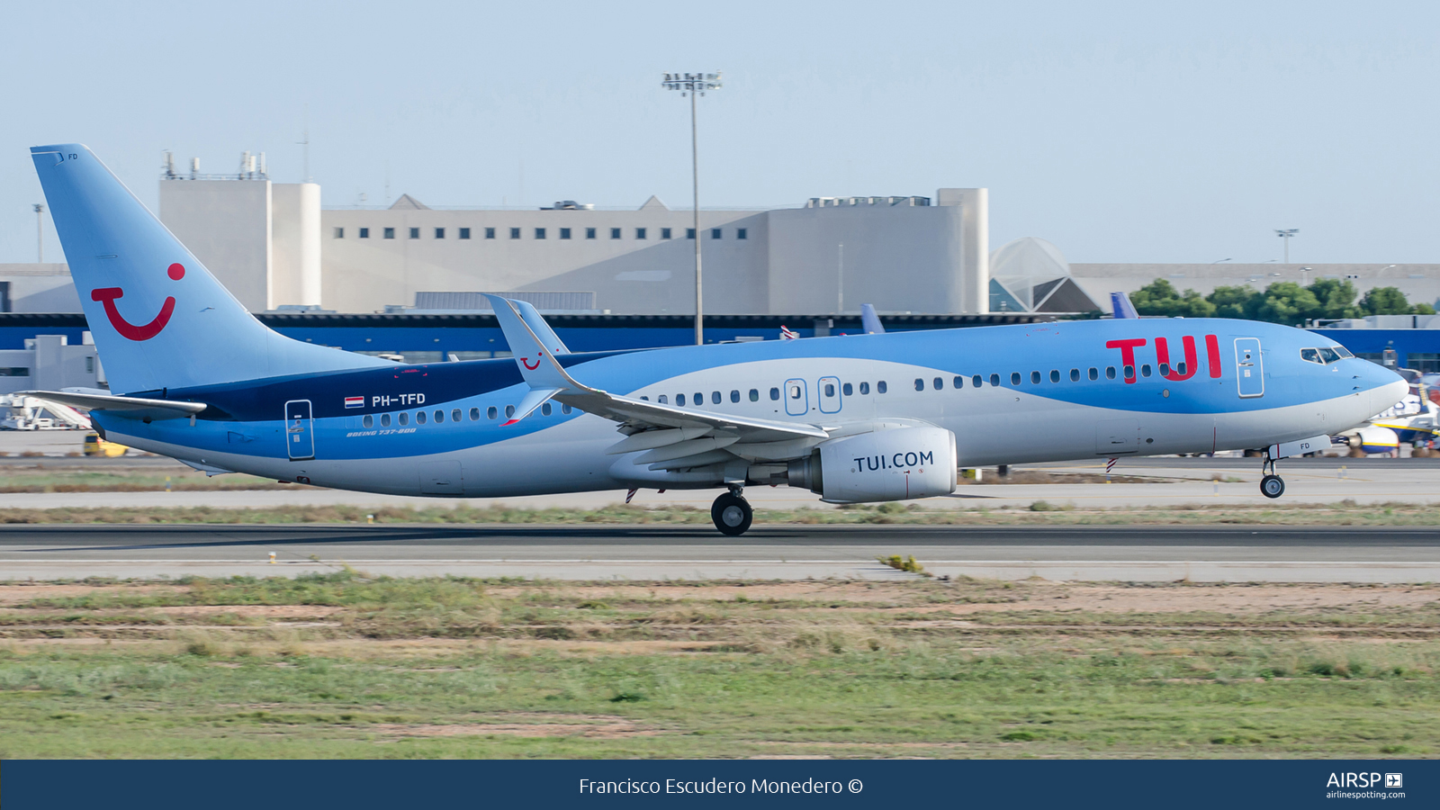 Tui Airways  Boeing 737-800  PH-TFD