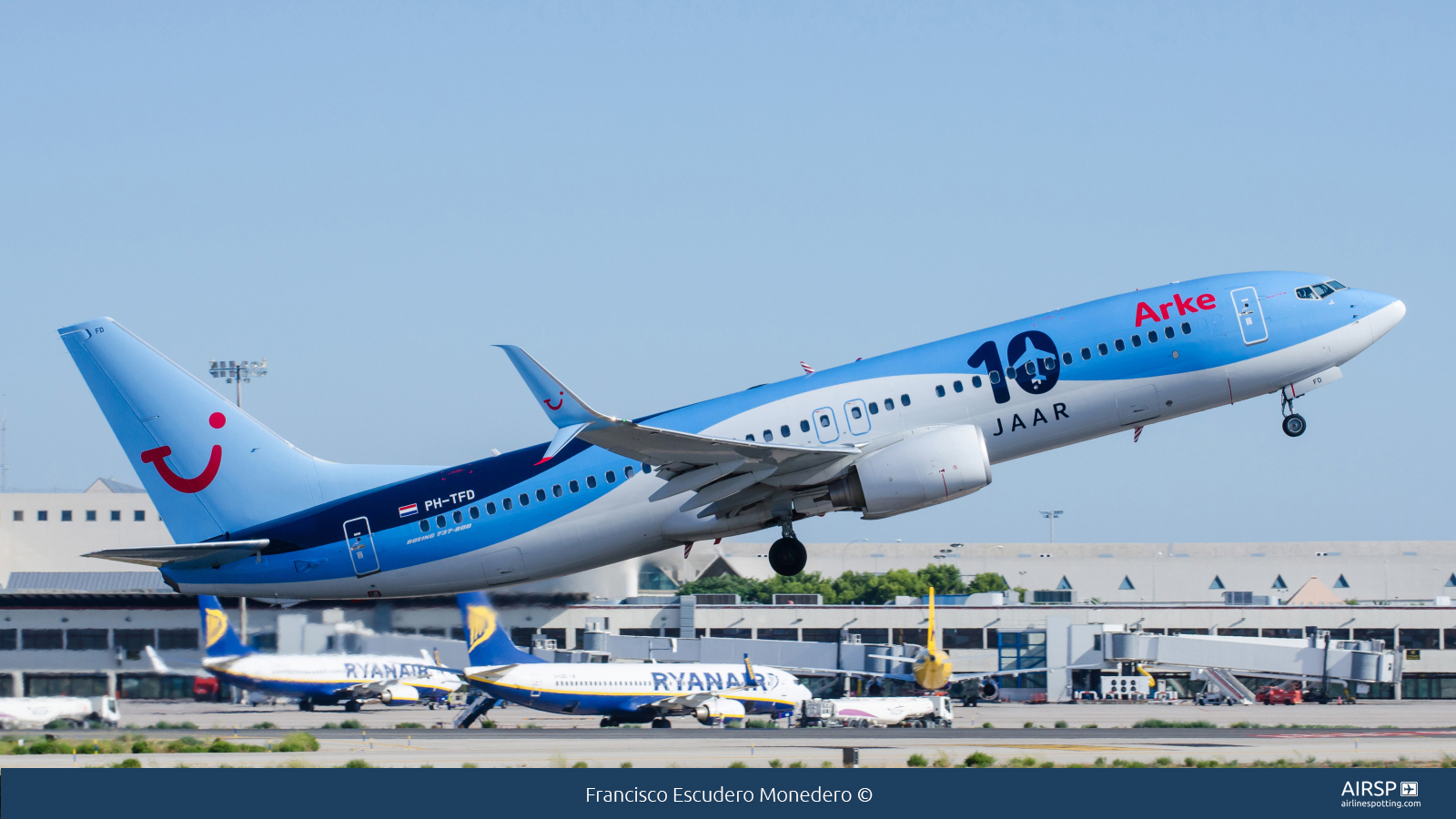 Arke  Boeing 737-800  PH-TFD