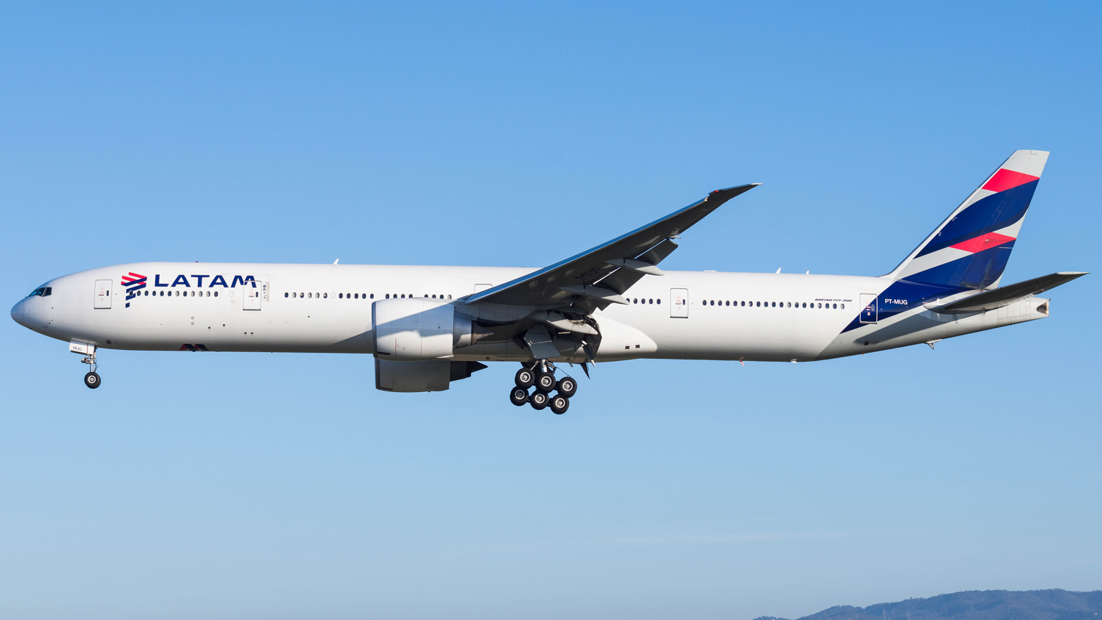 LATAM Airlines  Boeing 777-300  PT-MUG