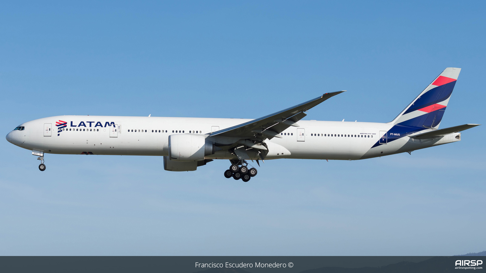 LATAM Airlines  Boeing 777-300  PT-MUG
