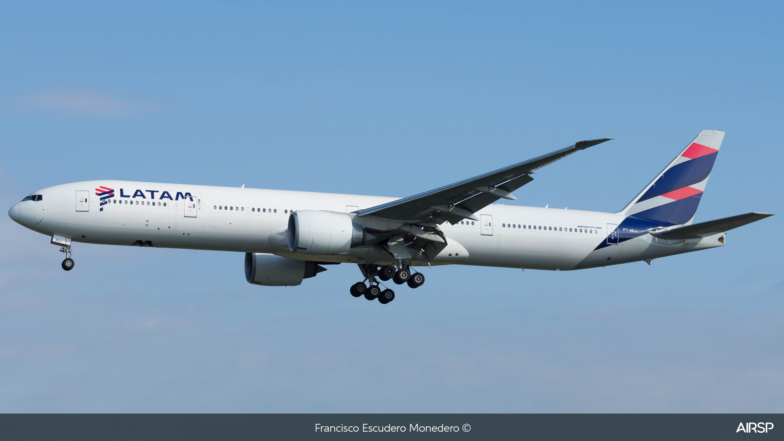 LATAM Airlines  Boeing 777-300  PT-MUJ