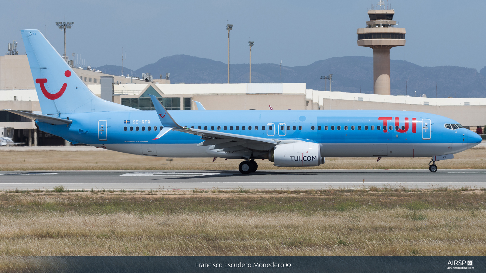 Tui Airways  Boeing 737-800  SE-RFX