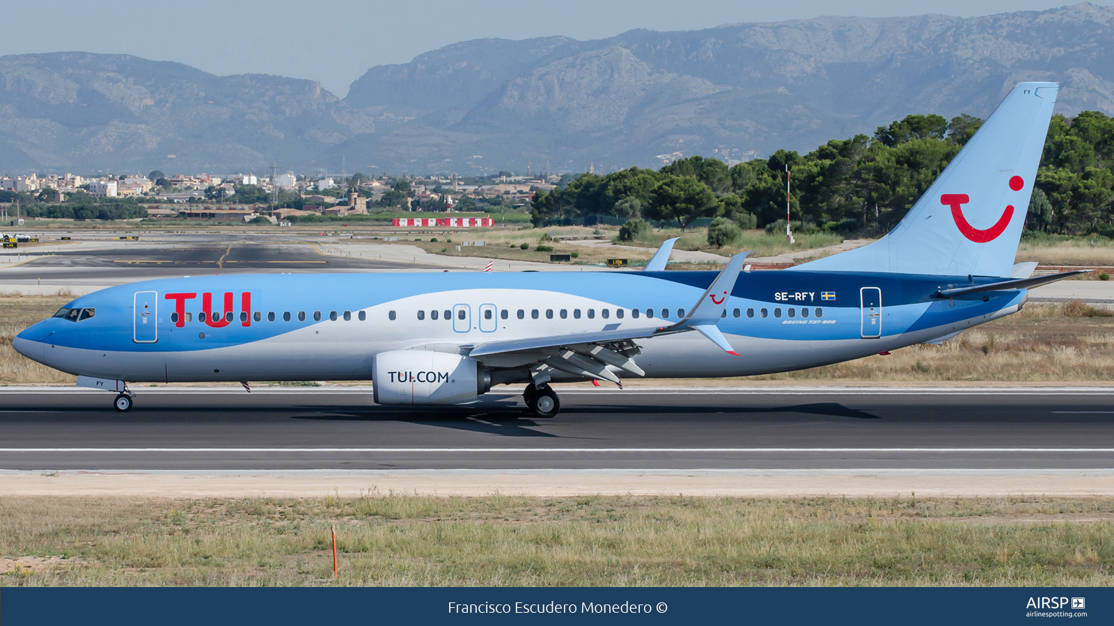 Tui Airways  Boeing 737-800  SE-RFY