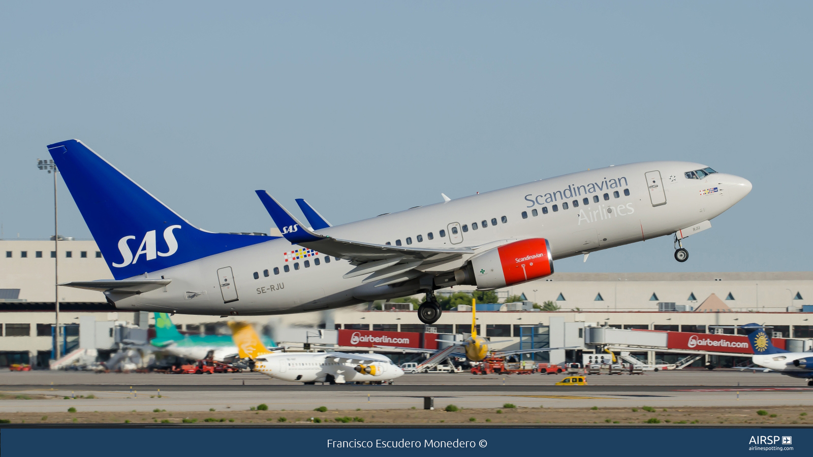 SAS Scandinavian Airlines  Boeing 737-700  SE-RJU