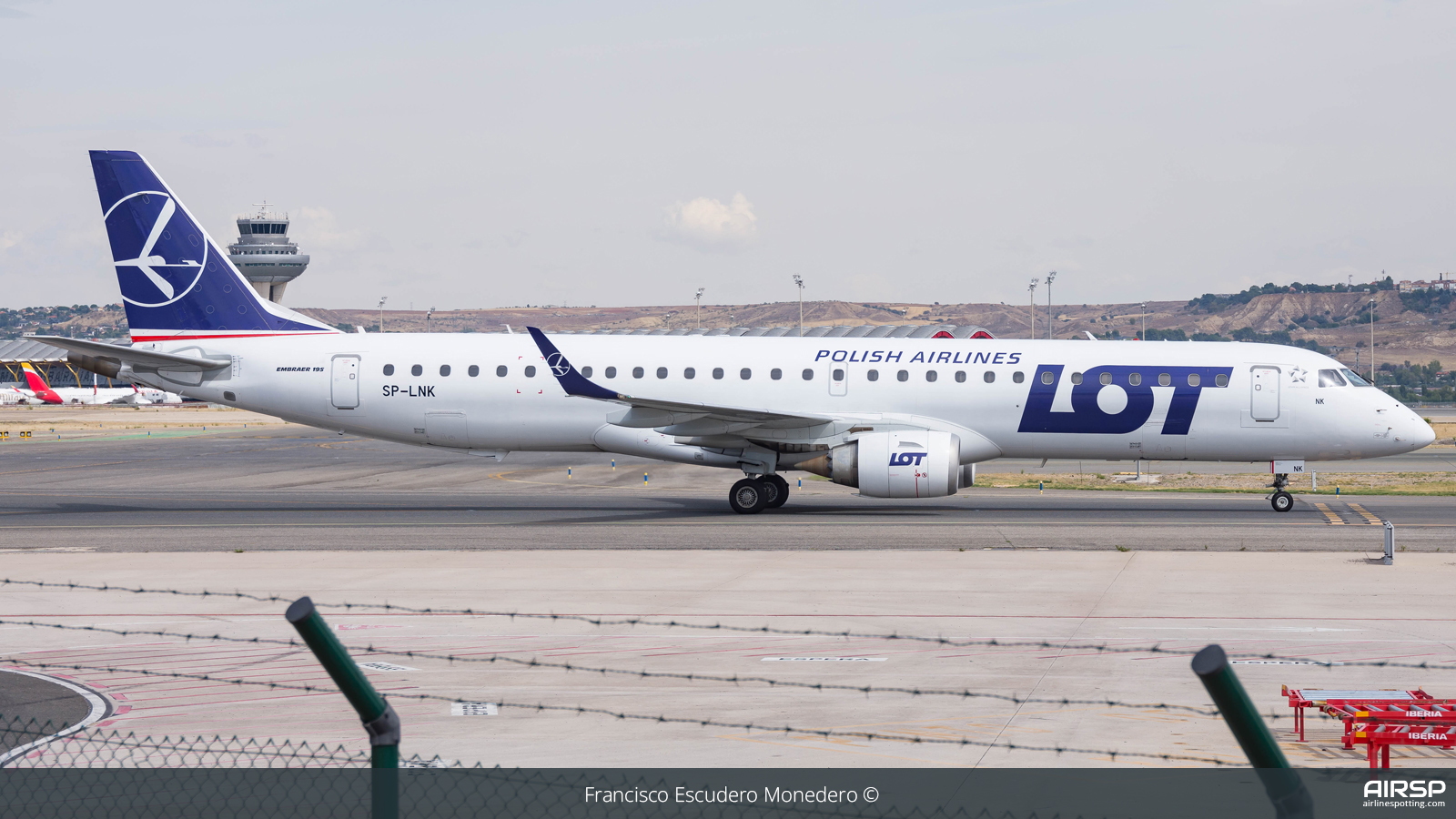 LOT Polish Airlines  Embraer E195  SP-LNK