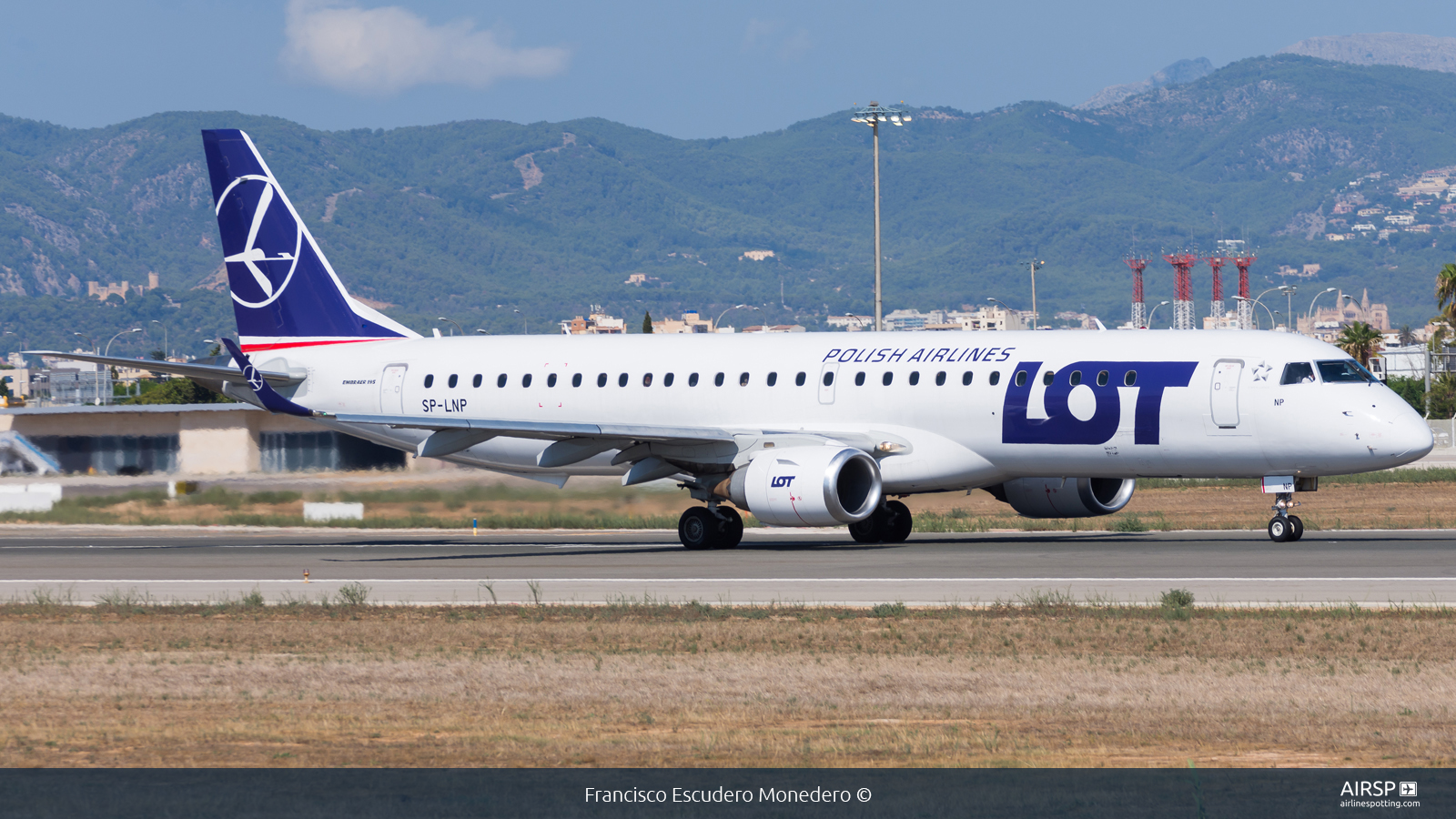 LOT Polish Airlines  Embraer E195  SP-LNP