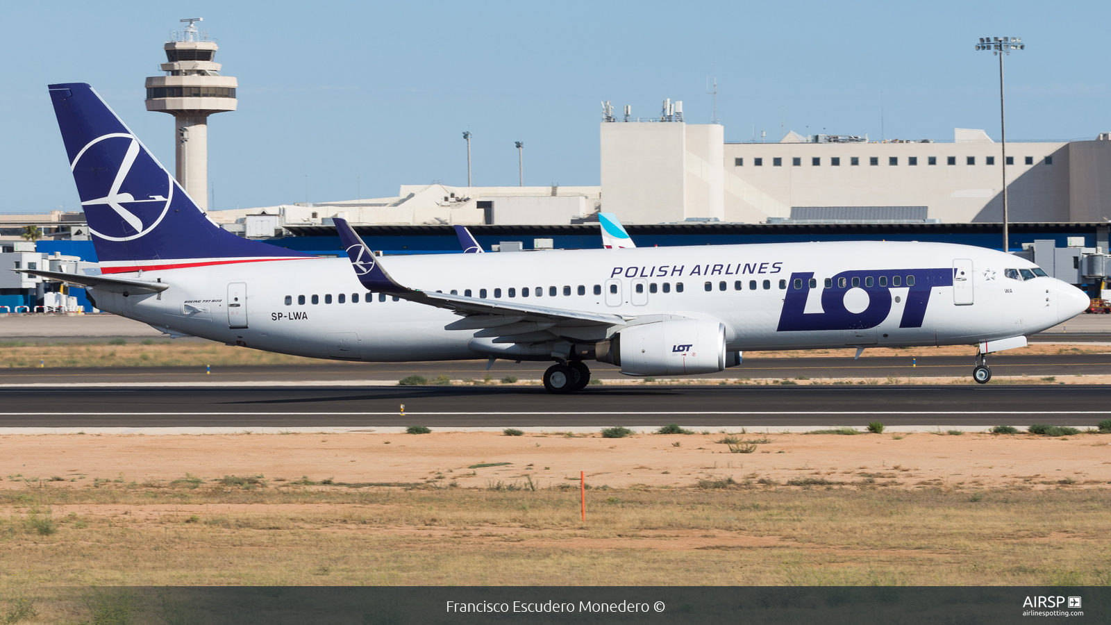 LOT Polish Airlines  Boeing 737-800  SP-LWA