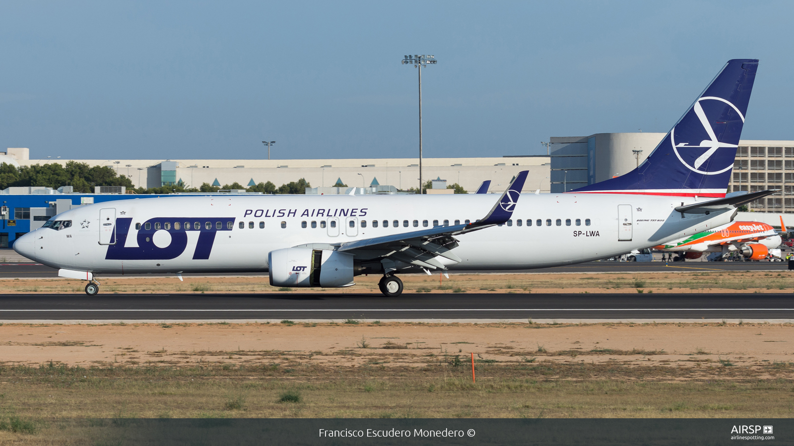 LOT Polish Airlines  Boeing 737-800  SP-LWA