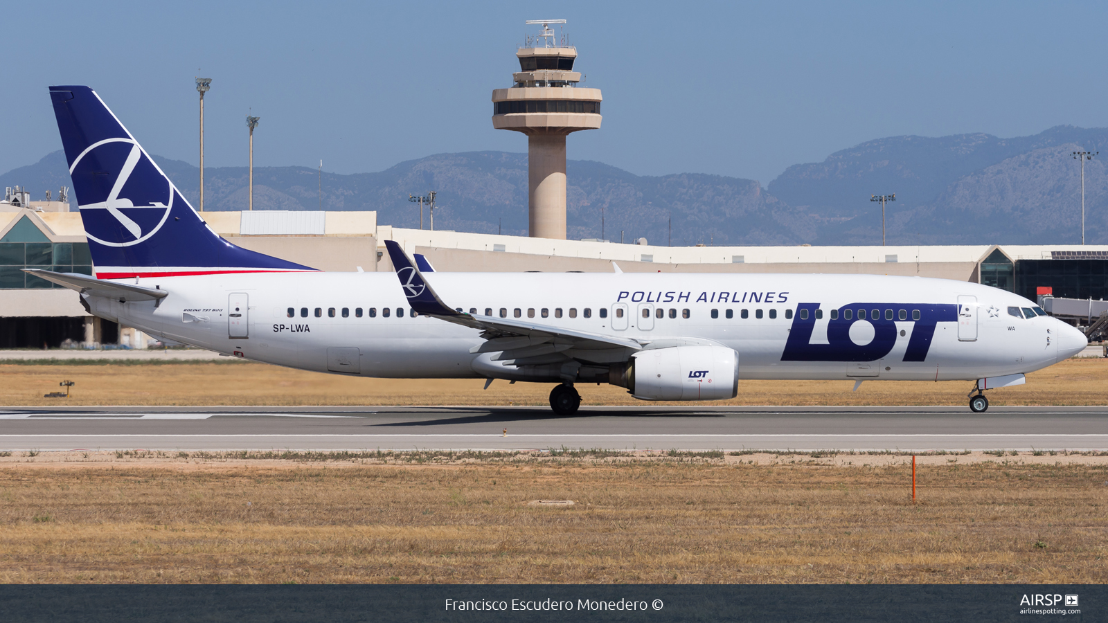 LOT Polish Airlines  Boeing 737-800  SP-LWA