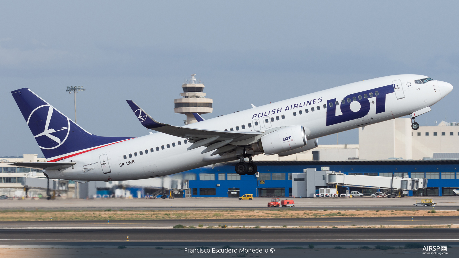LOT Polish Airlines  Boeing 737-800  SP-LWB