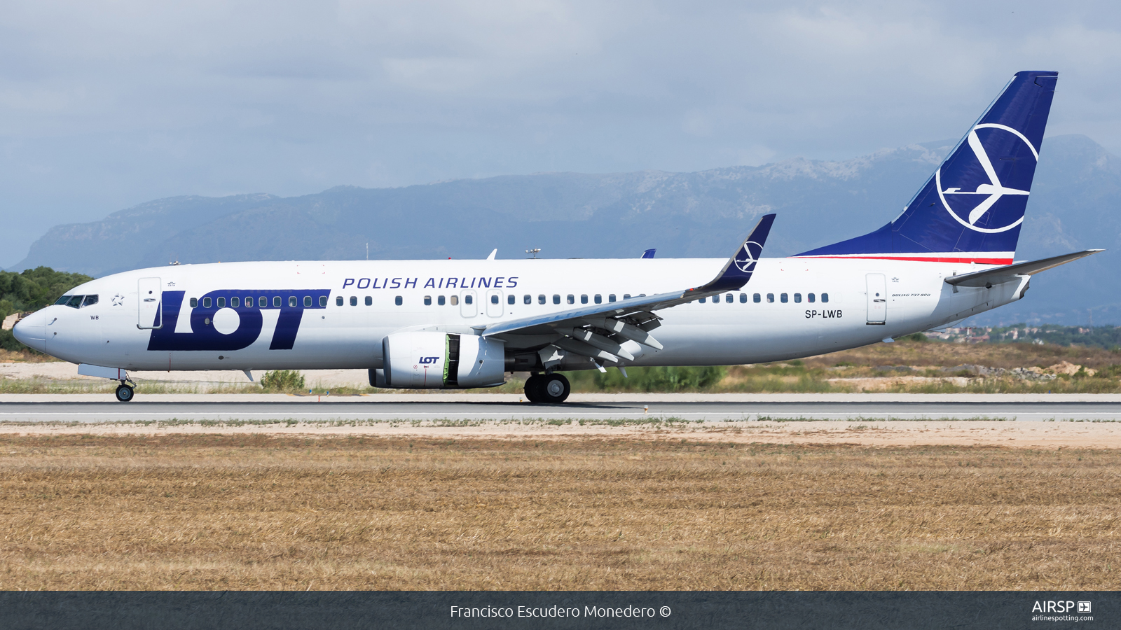 LOT Polish Airlines  Boeing 737-800  SP-LWB