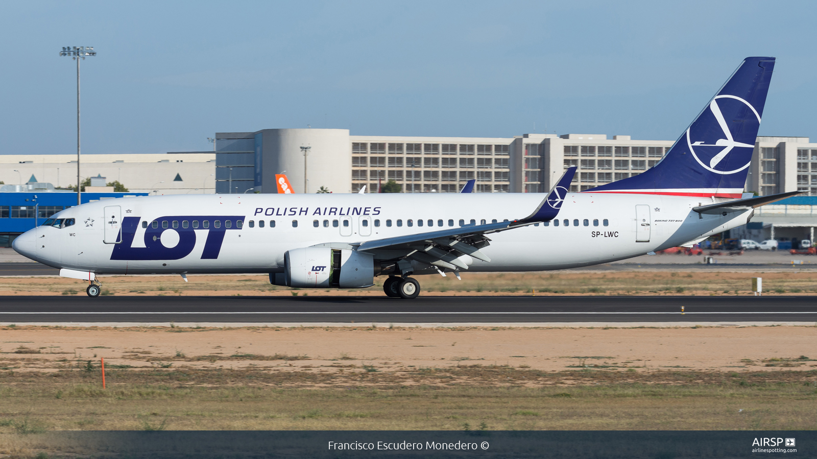 LOT Polish Airlines  Boeing 737-800  SP-LWC