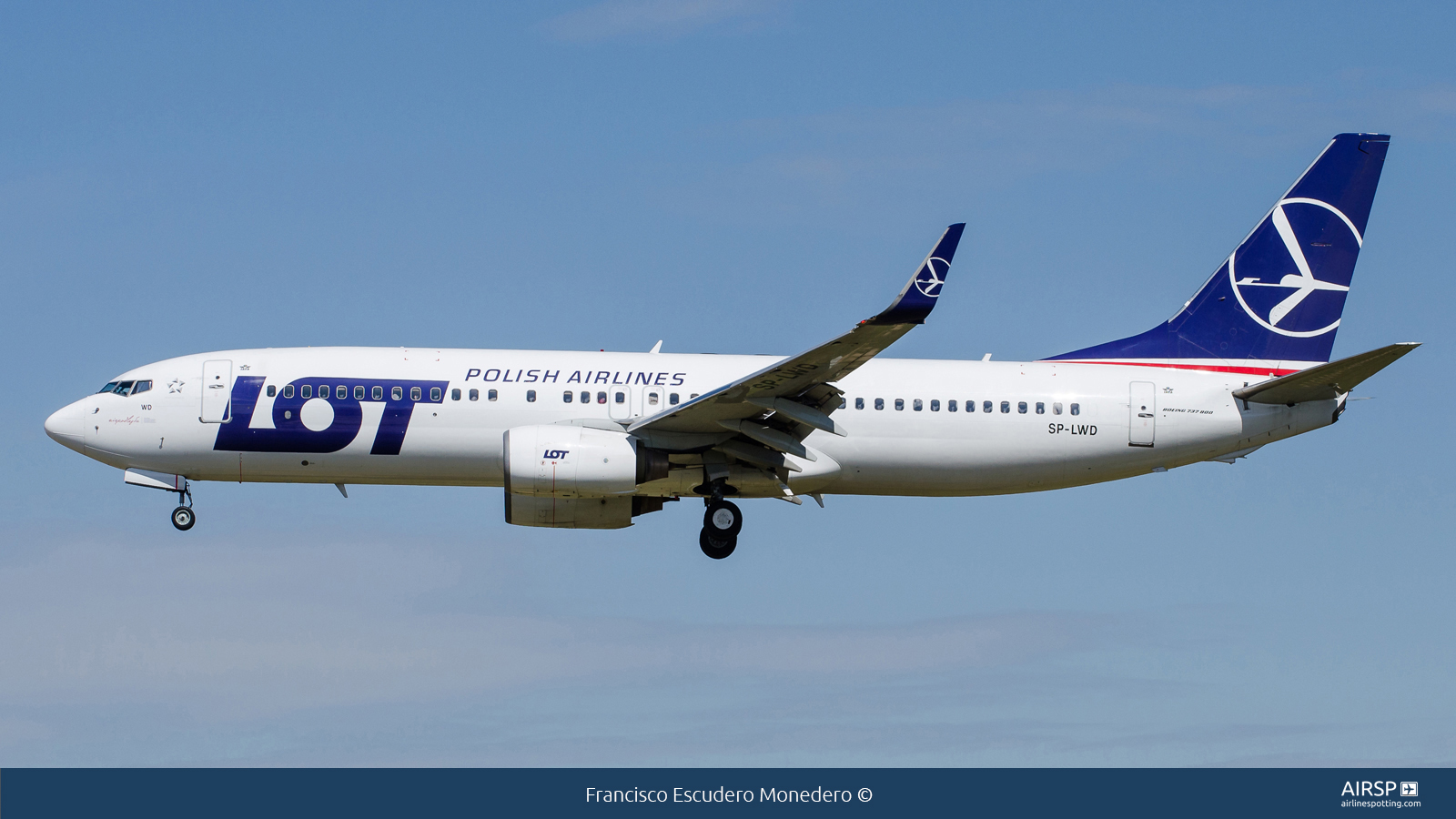 LOT Polish Airlines  Boeing 737-800  SP-LWD
