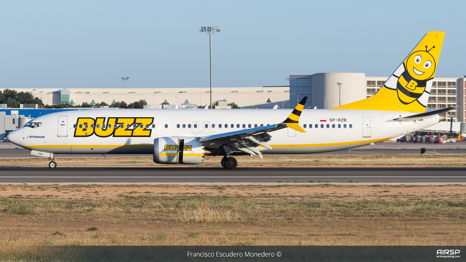 Buzz  Boeing 737 Max 8  SP-RZB