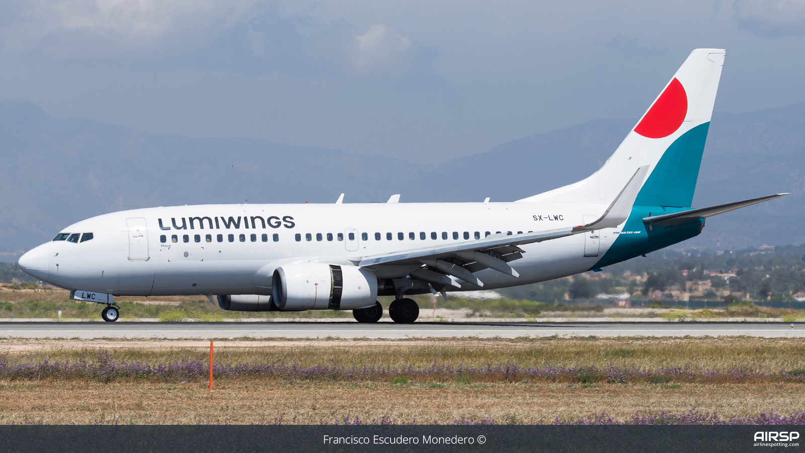 Lumiwings  Boeing 737-700  SX-LWC
