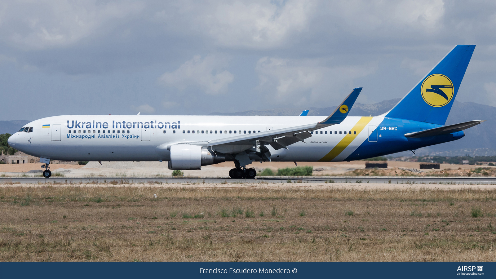 Ukraine International Airlines  Boeing 767-300  UR-GEC