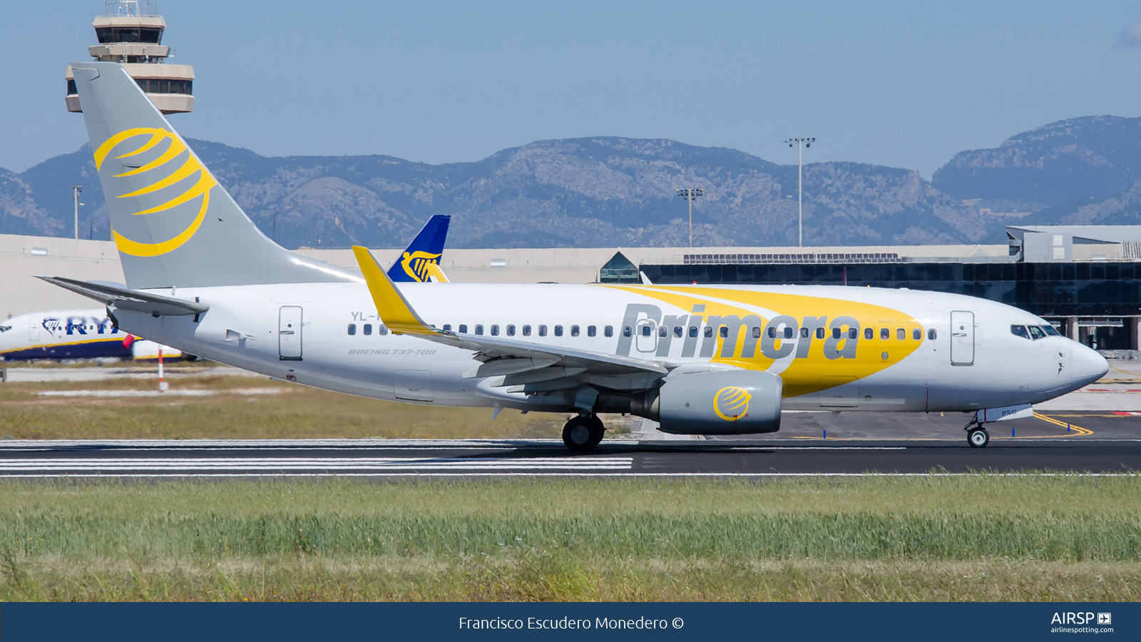 Primera Air  Boeing 737-700  YL-PSG