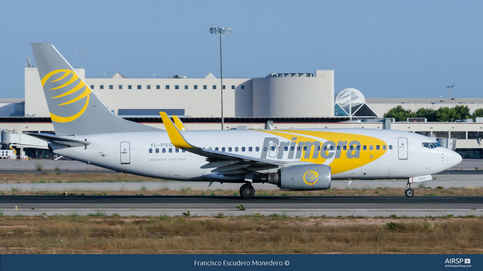 Primera Air  Boeing 737-700  YL-PSG